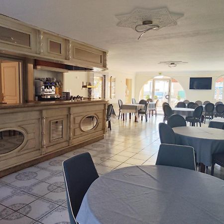 Hotel-Restaurant Le Commerce Nogaro Esterno foto
